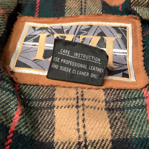 Women’s large 100% leather coat. Good used condition (see photos) Izzy brand - Picture 2 of 6